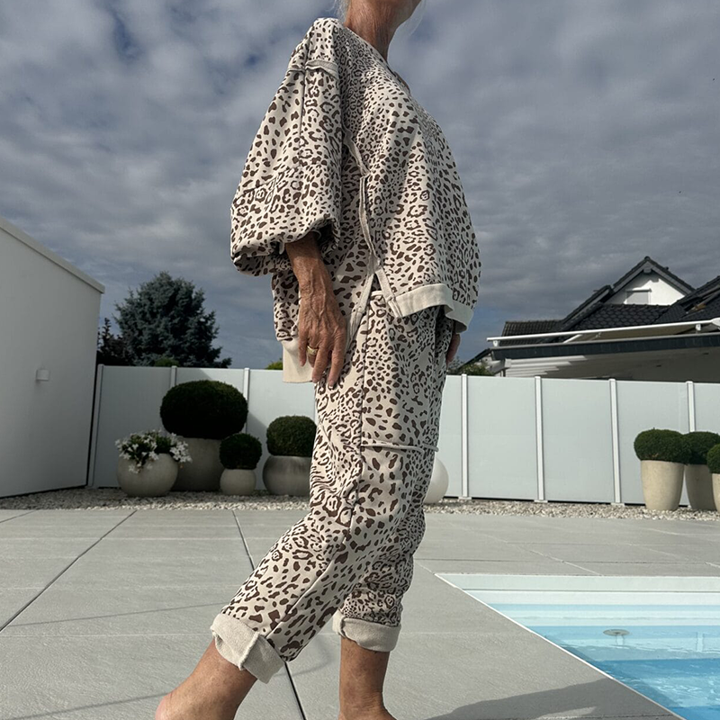 2-delat set med topp och byxor med leopardmönster för kvinnor